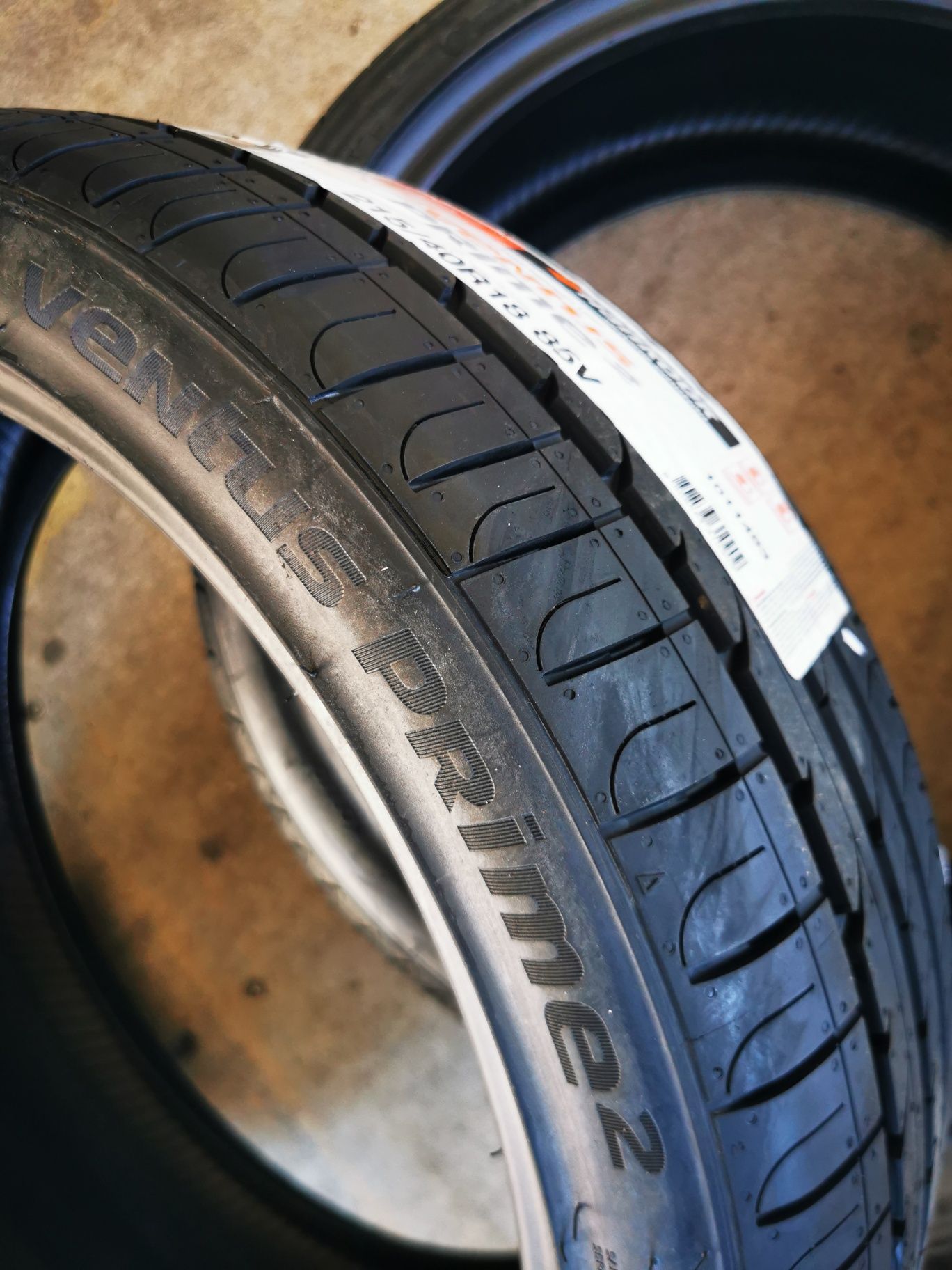 215 40R18 Hankook