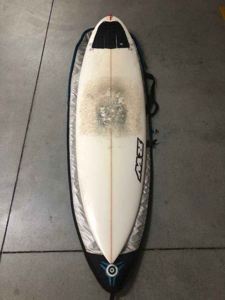 Prancha de Surf 6'2'', semi-nova, com quilhas e Saco