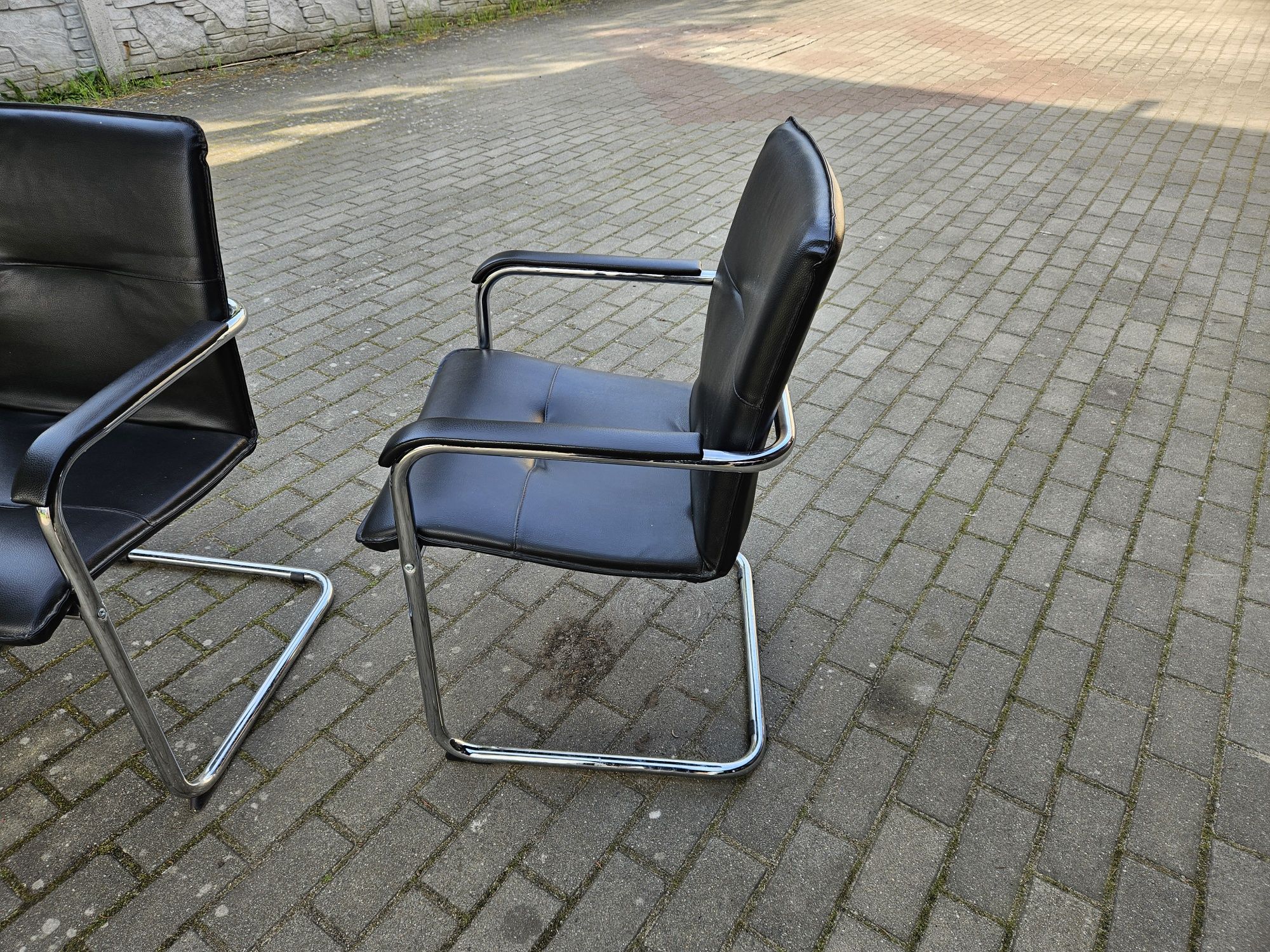 Krzesła skórzane z podłokietnikami