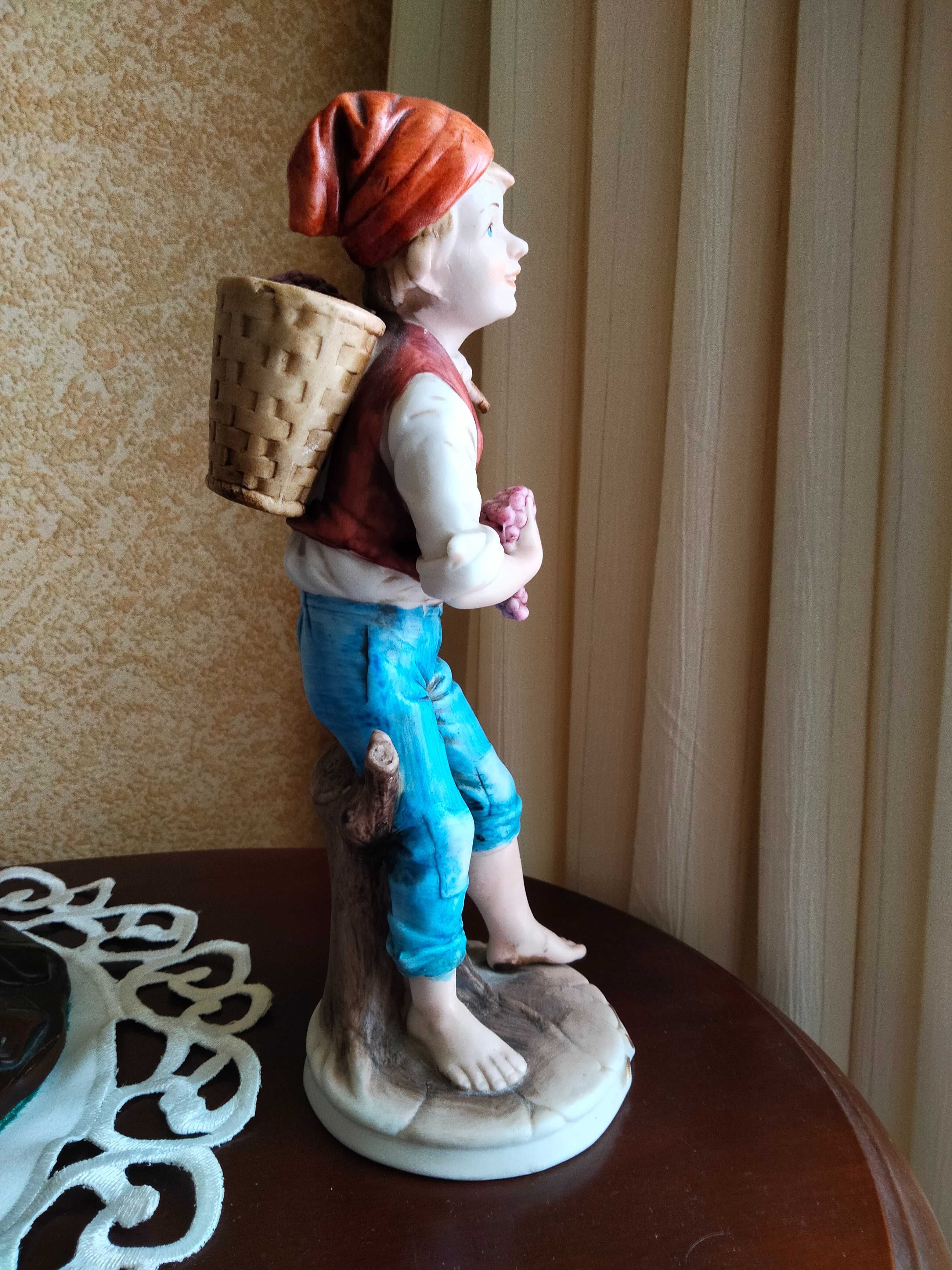 Porcelana figurka chłopiec ,,Winobranie"