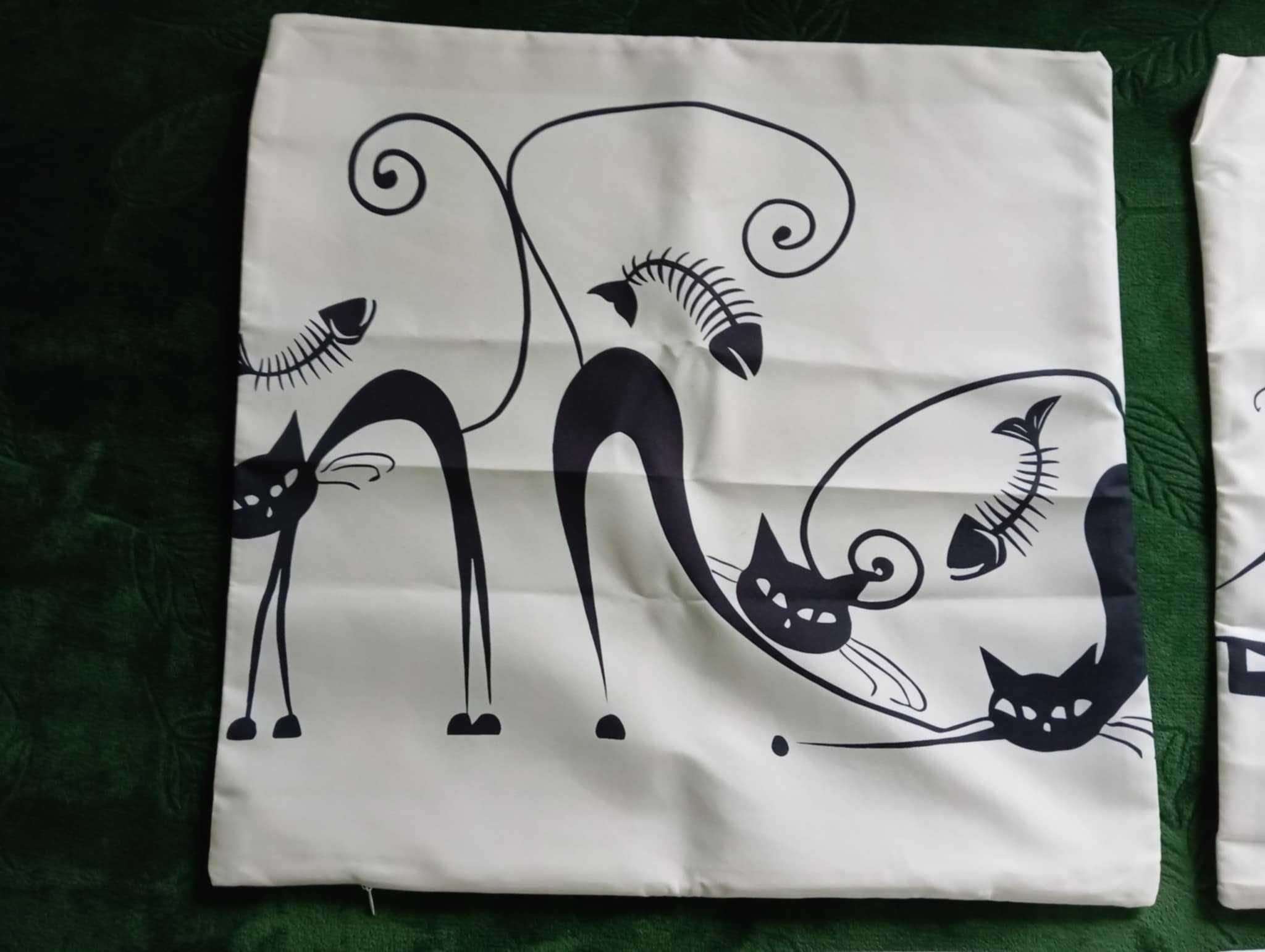 Zestaw 4 poszewek dekoracyjnych na poduszki z czarnym kotem 45x45cm