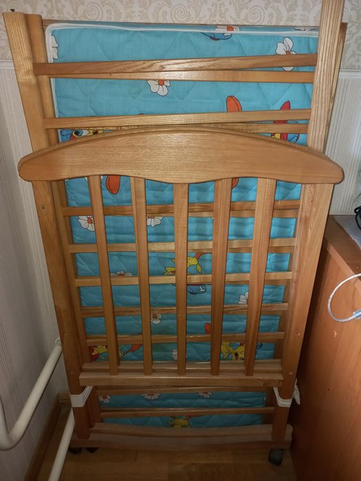Кровати детские : качалка и на колесиках