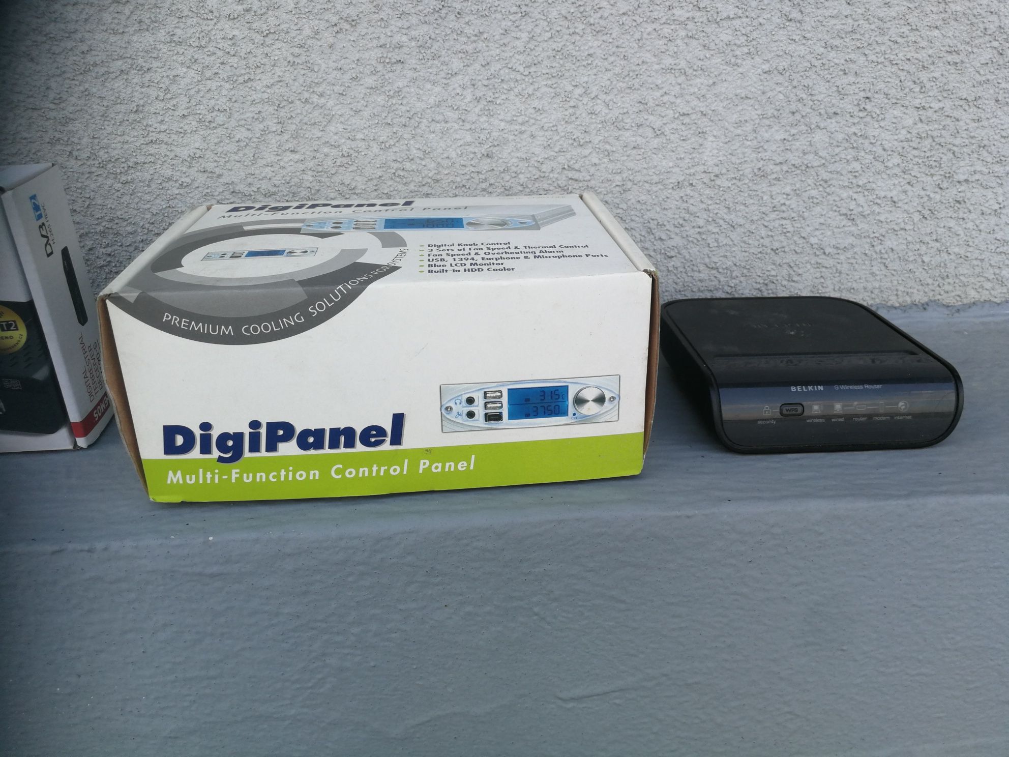 Router wi fi, panel kontrolny, retro telefon, setup box