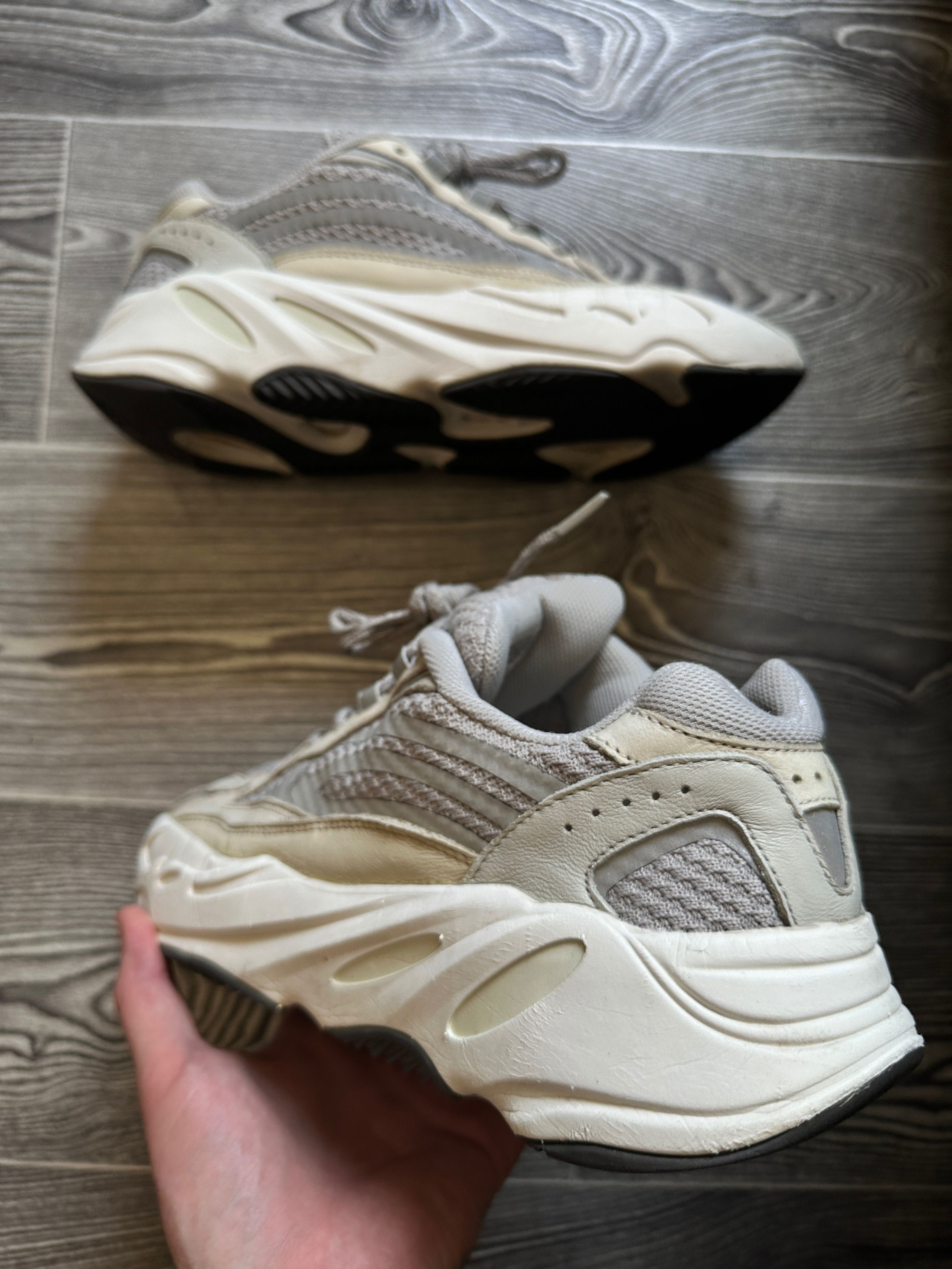 Кроссовки Adidas Yeezy Boost 700 V2
Cream размер 44,5 стелька 28,5