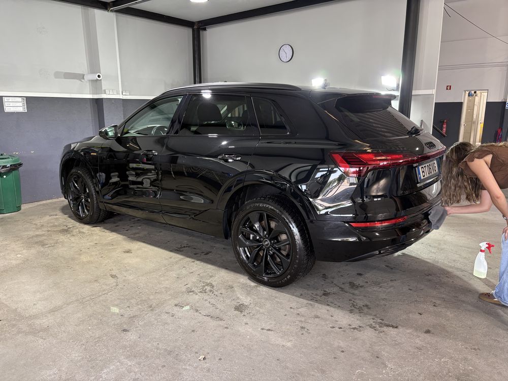 Audi E-Tron 55 de 2021 com 413 cavalos - 120 meses x 413,40€