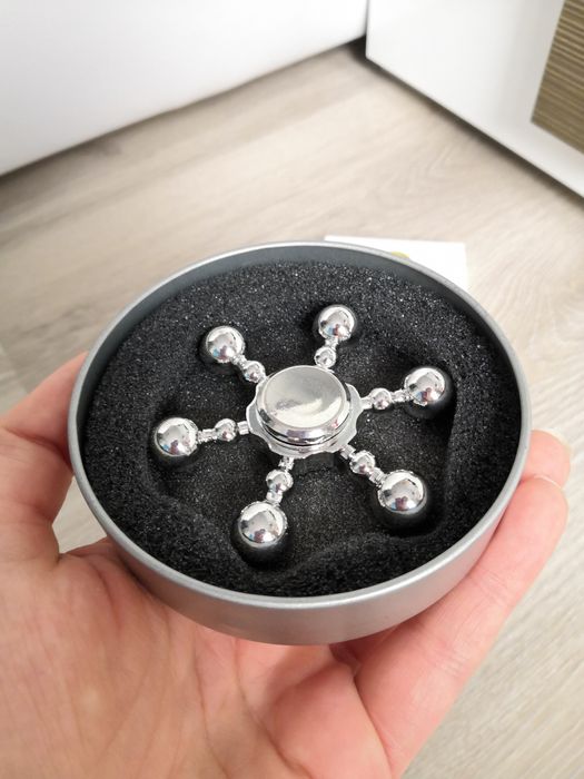 Nowy fidget spiner spinner żółty metalowy w pudełku metalowe pudełko.