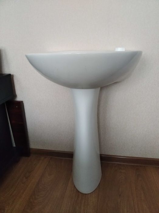 Умивальник з пєдесталом