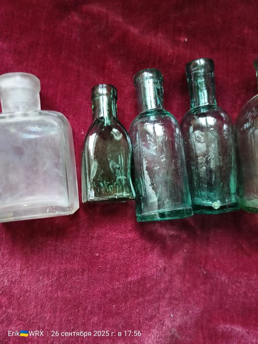Комплект из девяти старинных бутылок ,маленьких бутылок.