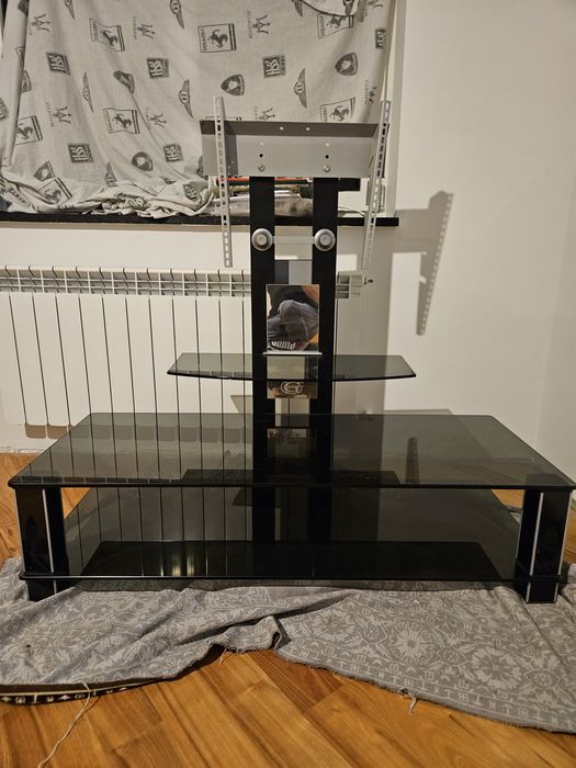 Скляна тумба під телевізор