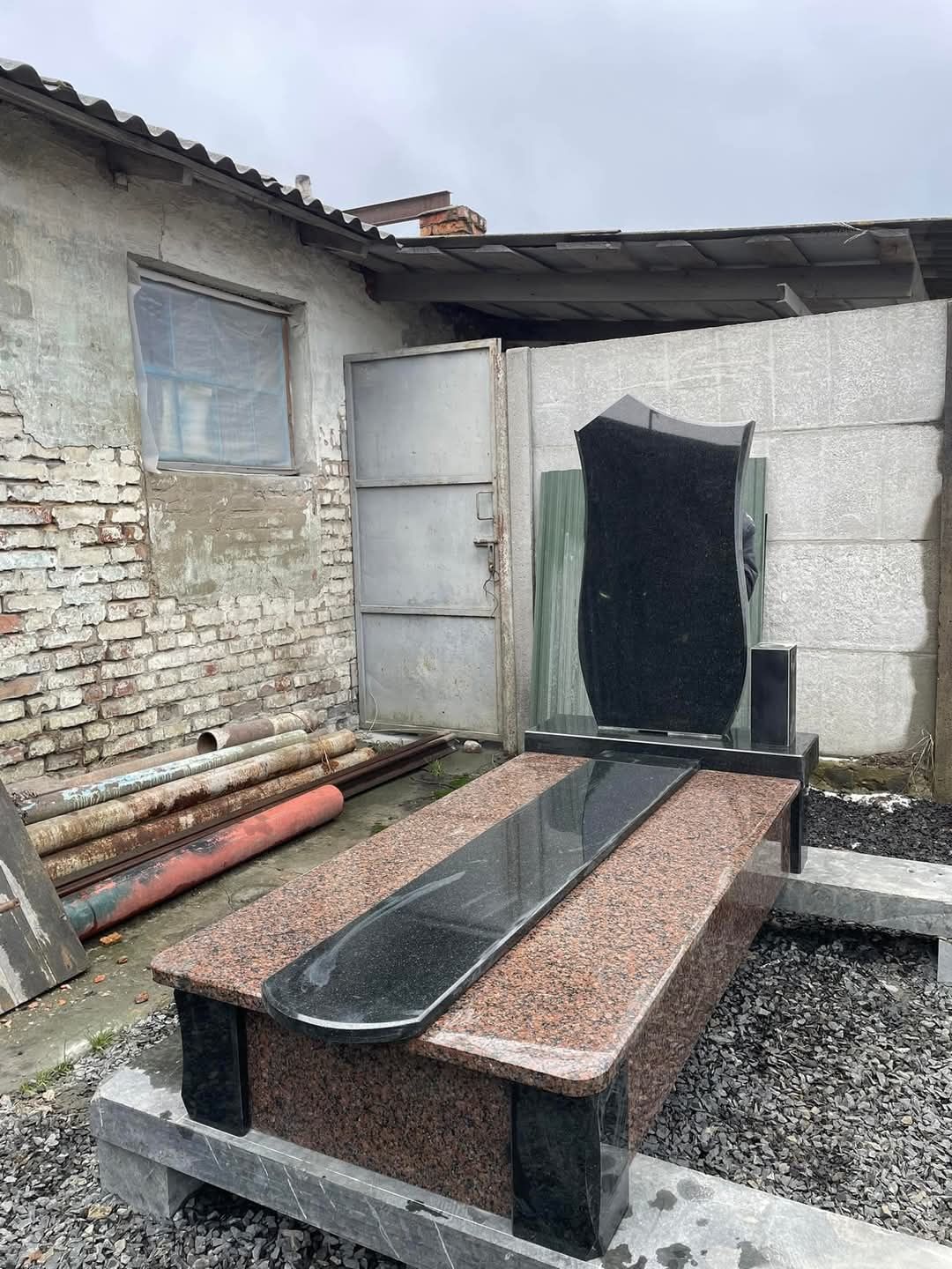 Продаж та встановлення пам'ятників