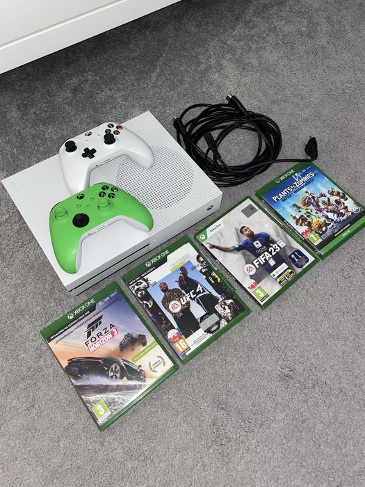 Xbox One S 1TB + 2 pady i gry
