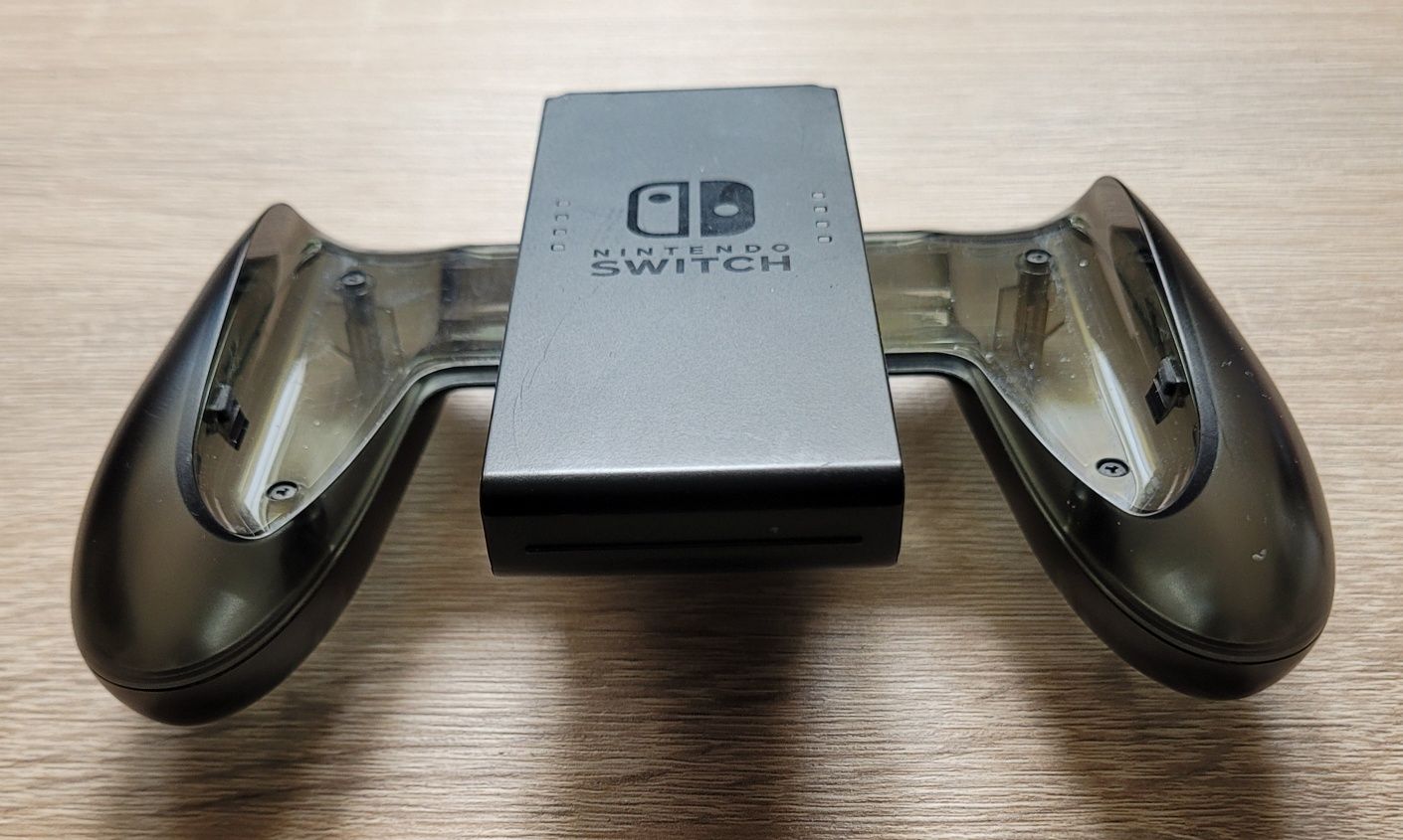 Uchwyt grip z funkcją ładowania firmy Nintendo