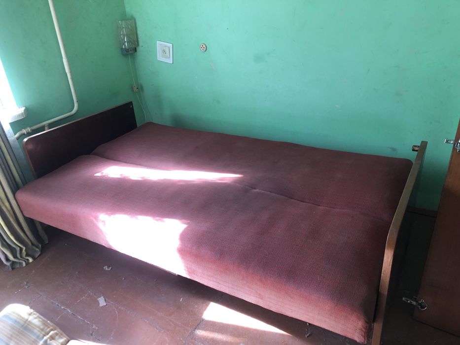 Віддам безкоштовно диван книжка б/у