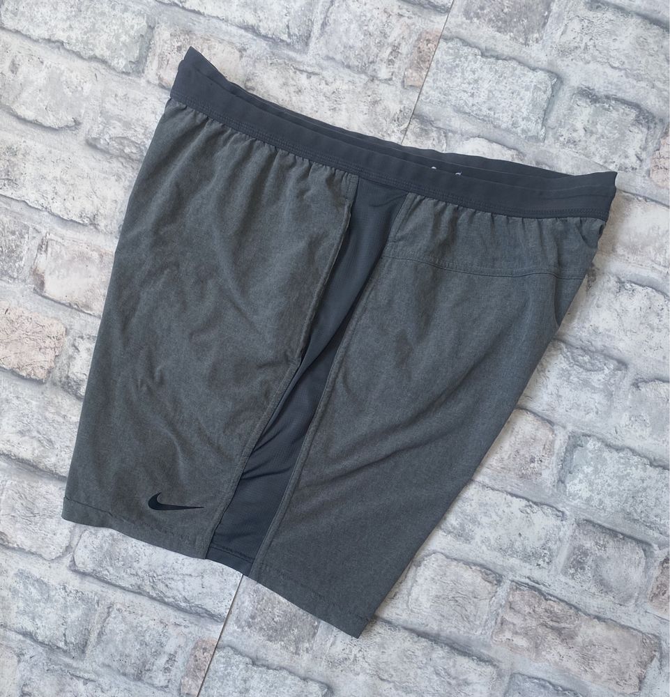 Нейлоновые шорты NIKE для зала либо на каждый день