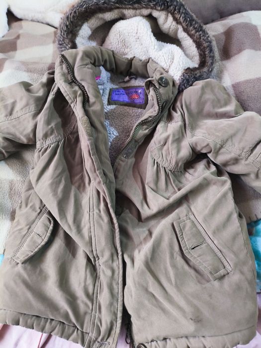 Парка тепла дівчинка.