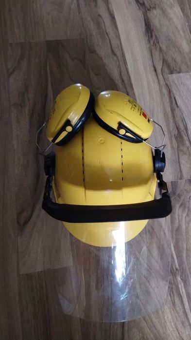 Kask ochronny z nausznikami i szybka 3M