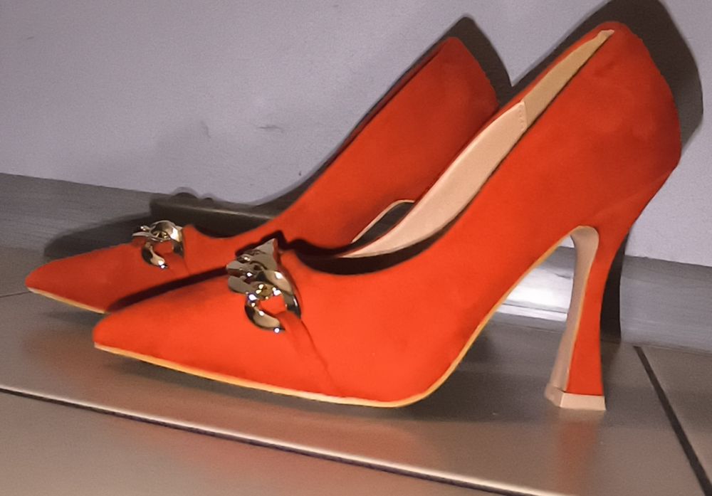 Czerwone szpilki czółenka Mohito z ozdobnym łańcuszkiem r. 37