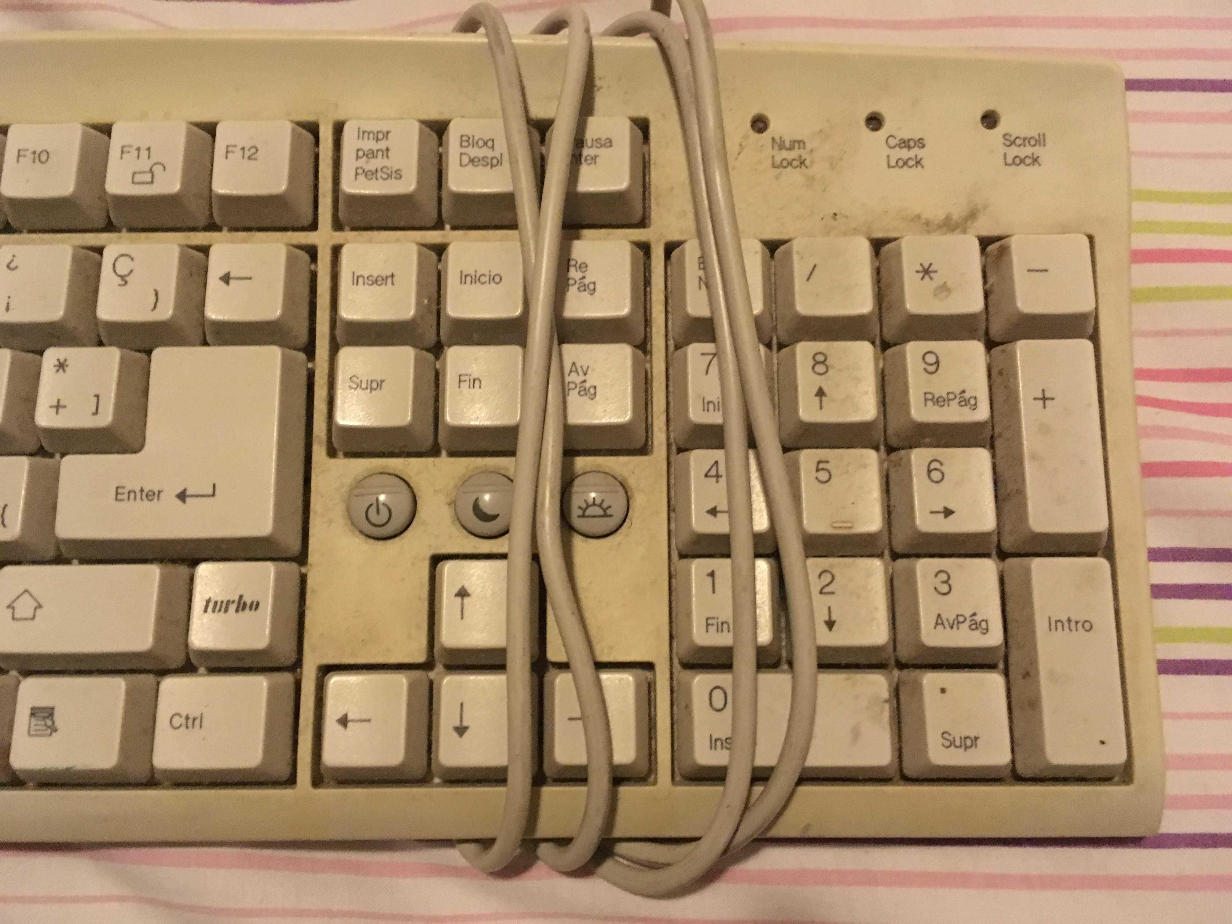 Teclado antigo com layout em espanhol