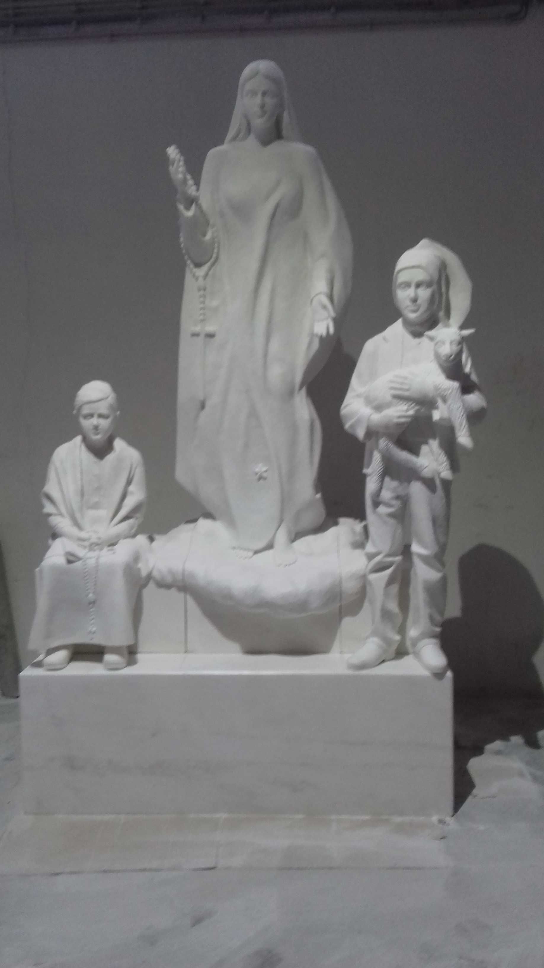 Escultura de Sra de Fátima com dois pastorinhos