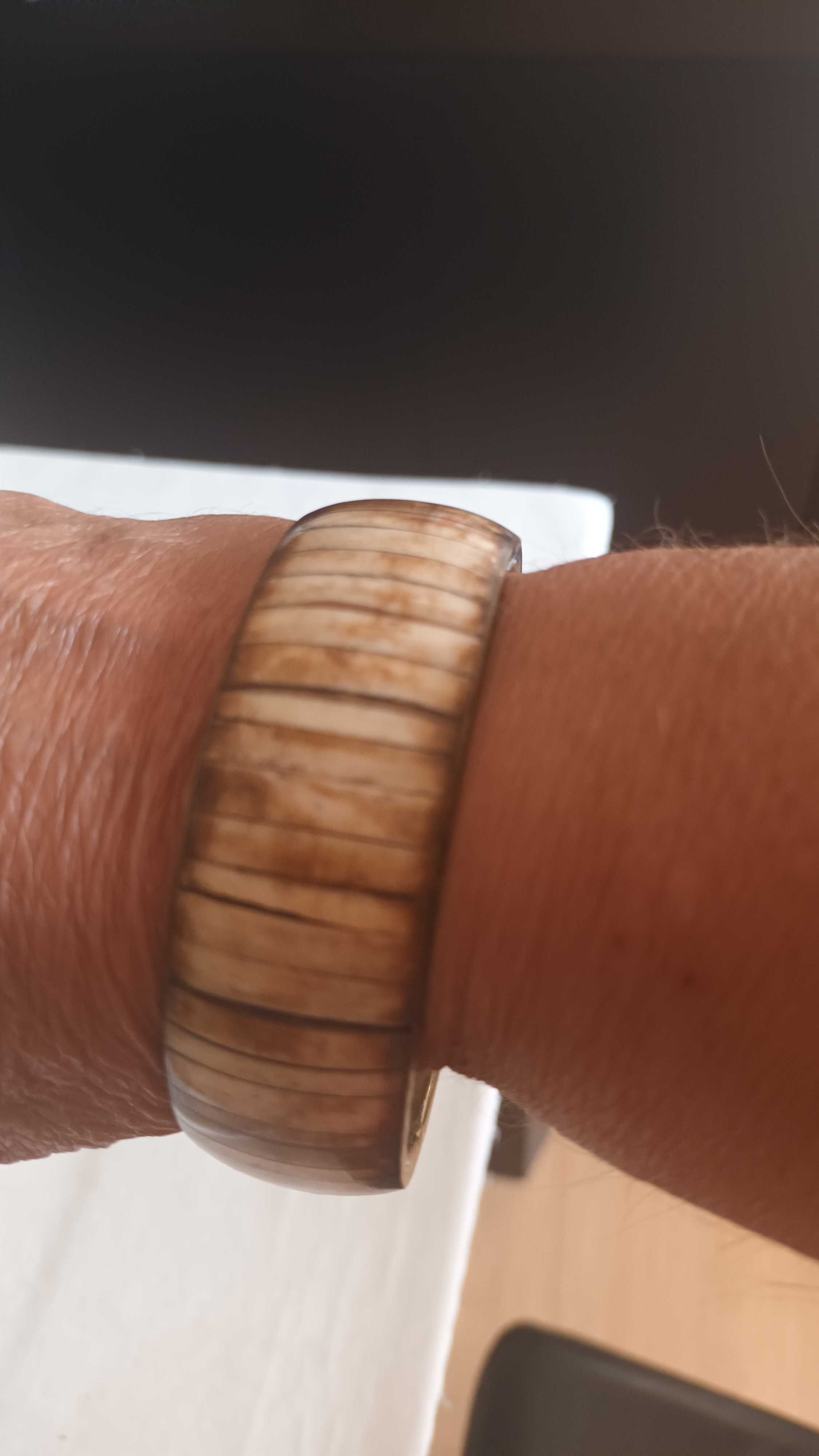 Pulseira em tons naturais