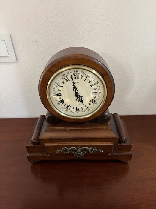 Relogio de mesa em madeira escura a pilhas