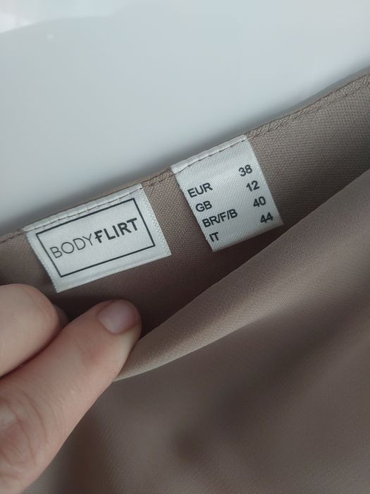 Sukienka beżowa Bodyflirt r. 38