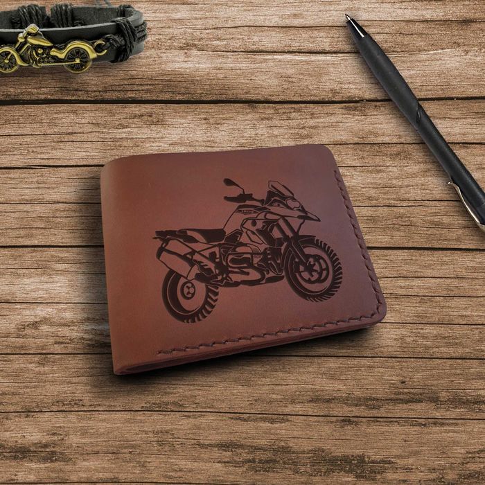Prezent dla motocyklisty Portfel z motocyklem z grawerem skórzany
