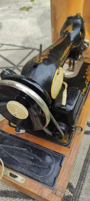 Stara maszyna do szycia elektryczna.