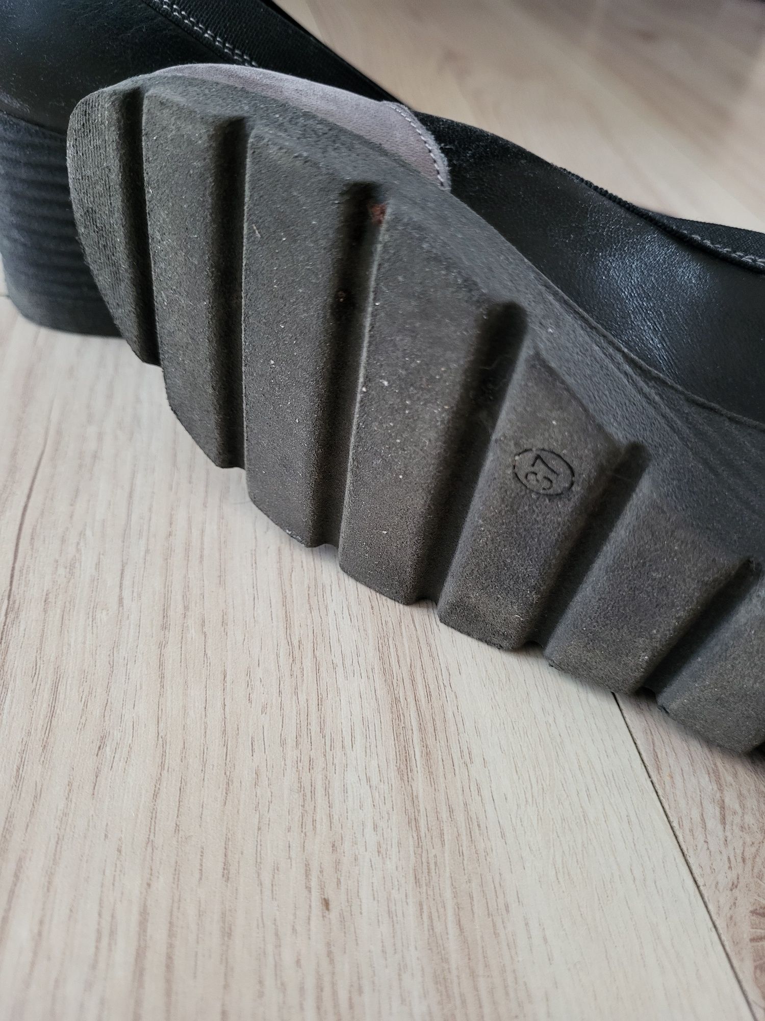 Buty damskie na koturnie.  Roz. 37