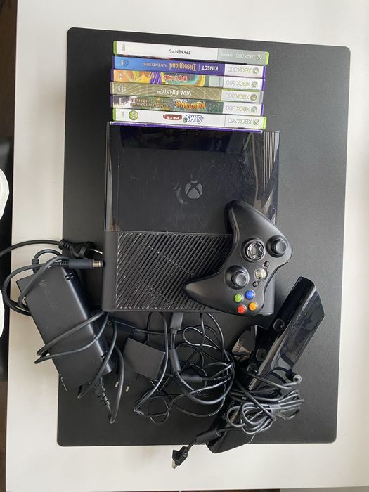 Xbox 360 w zestawie z padem, grami oraz sensor kinect