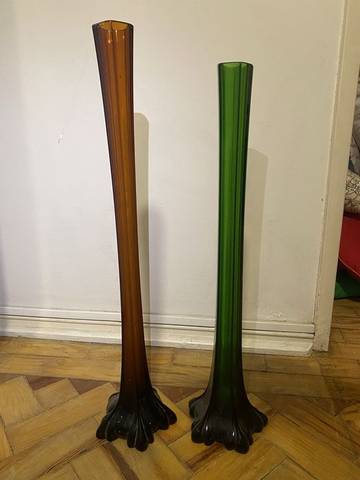 Vasos altos em vidro verde e âmbar