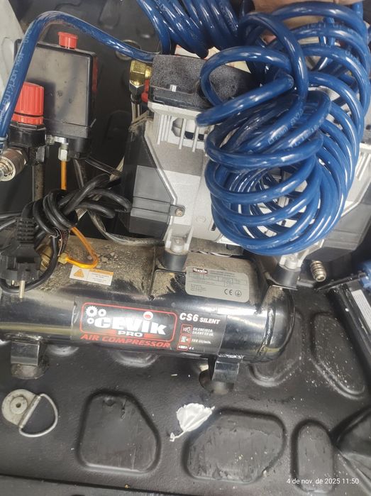 Vendo uma serra circular deslizante e um compressor de ar com grampead
