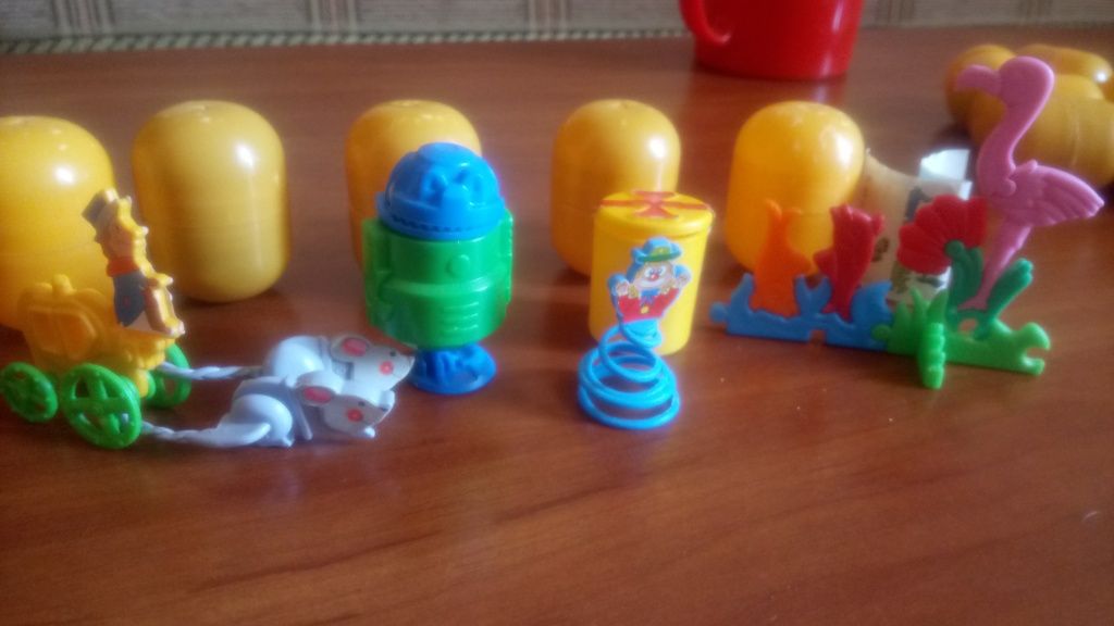 Игрушки из киндеров: кораблики, hello kitty, кареты, машинки, рыбка