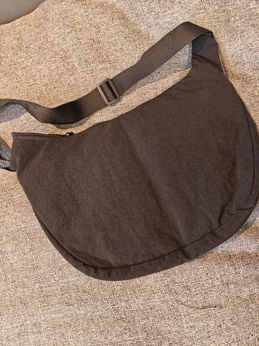 Torba na ramię  w kolorze czarnym.