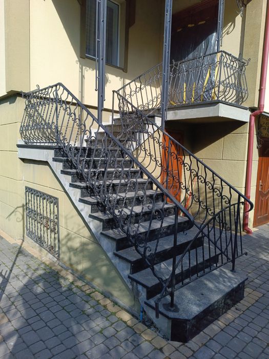 Сходи, підвіконня,парапети з природнього каменю