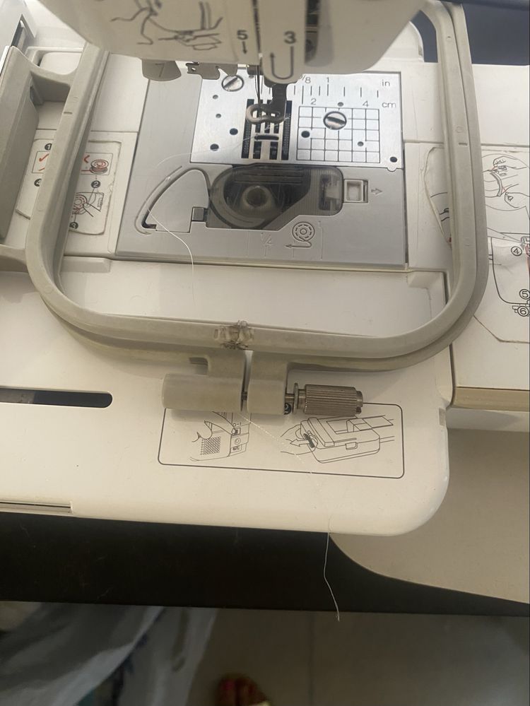 Maquina de bordar e costurar