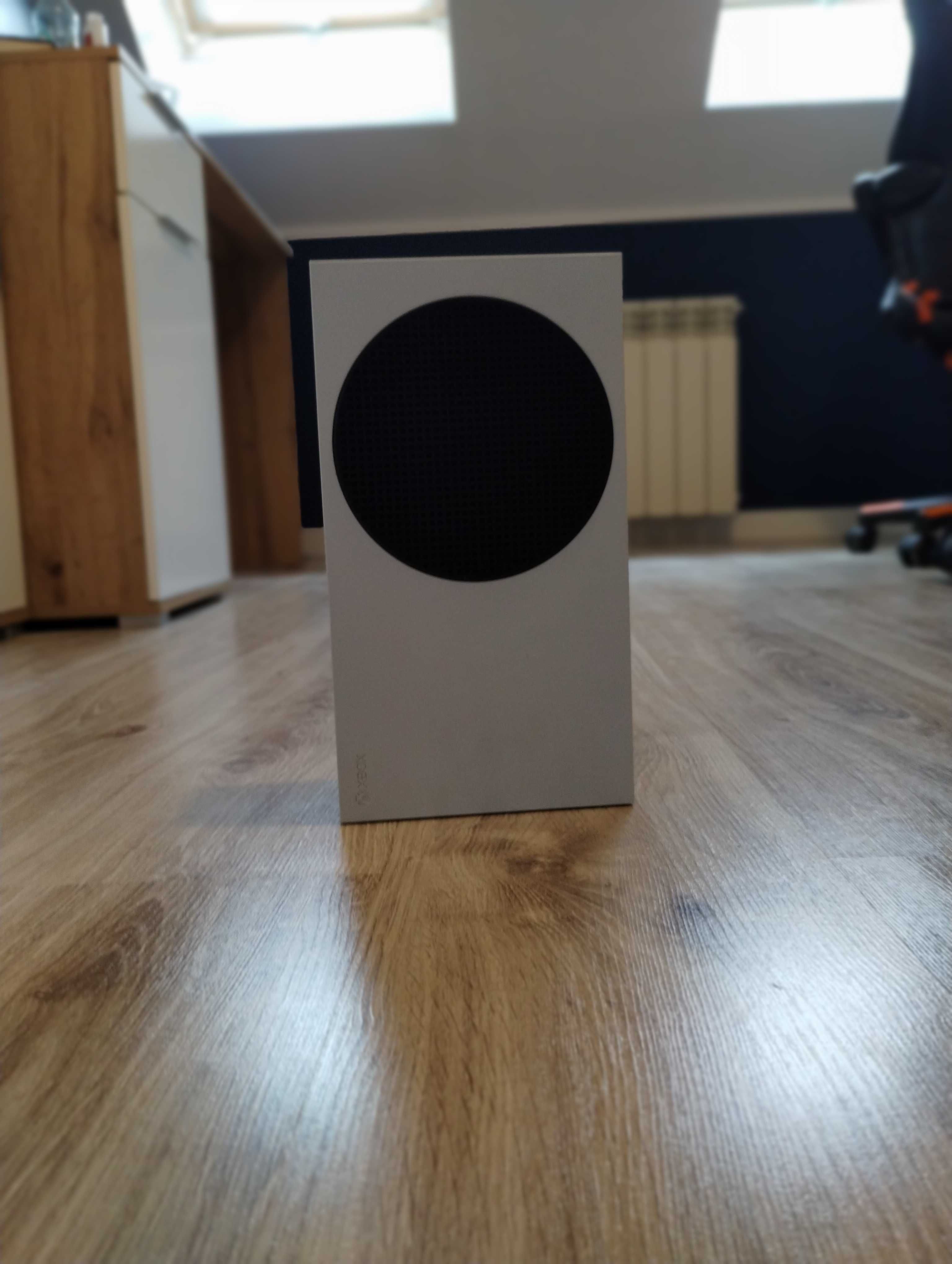 Xbox series s +2 kontrolery i stacja ładująca