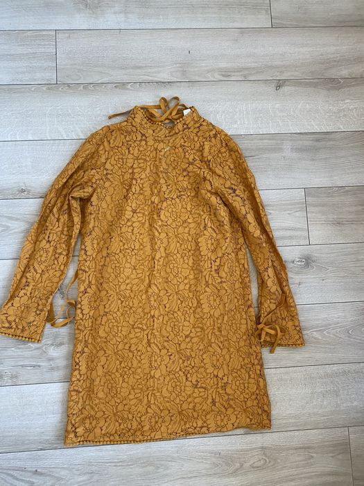 Sprzedam sukienkę w kolorze musztardowym w bardzo dobrym stanie.