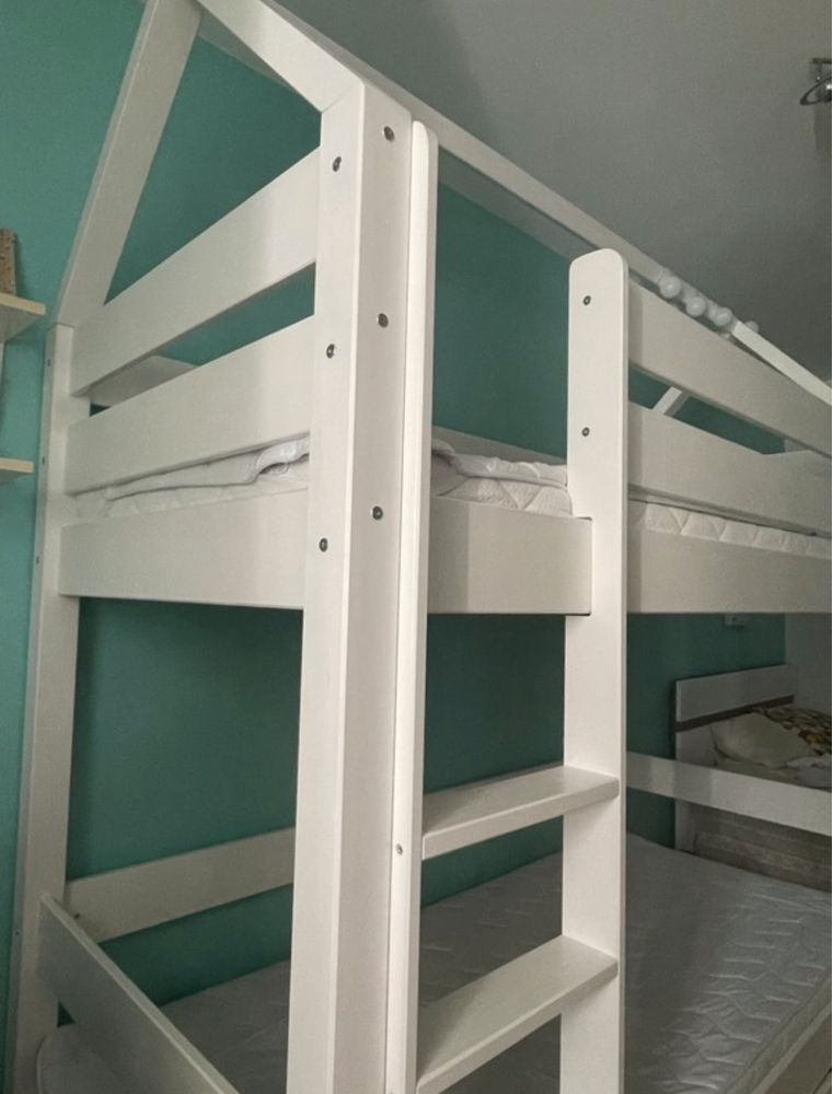 Białe dwupiętrowe drewniane łóżko