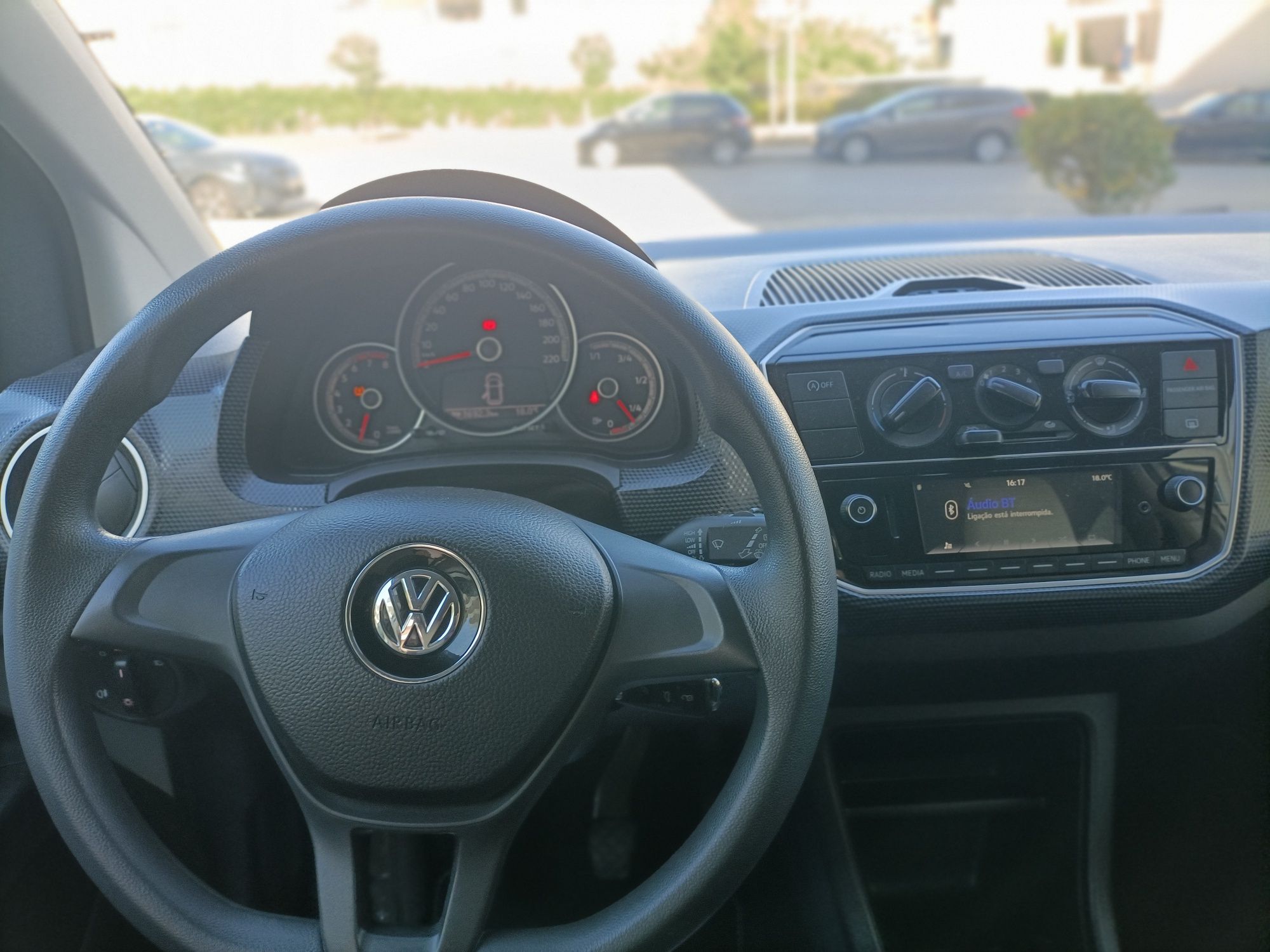 Volkswagen up! 1.0cc Move up! 2018 bem estimado
