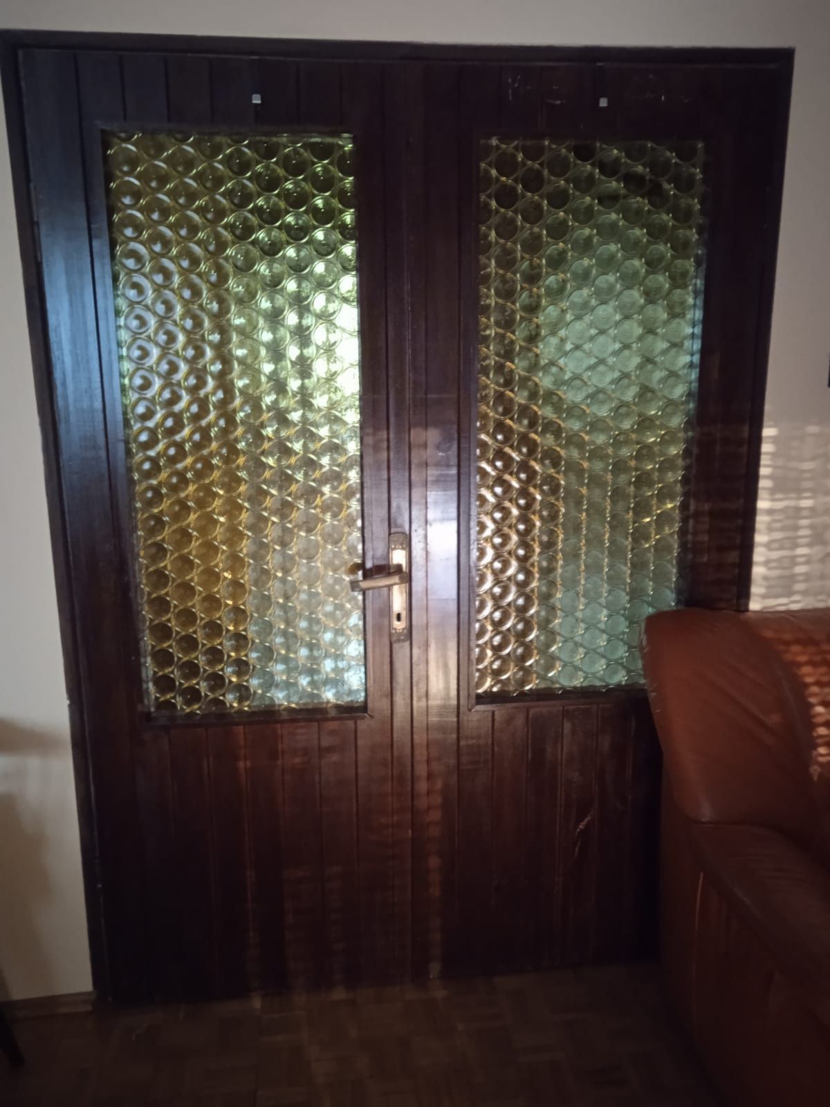 Drewniane drzwi ze szkłem denka od butelek