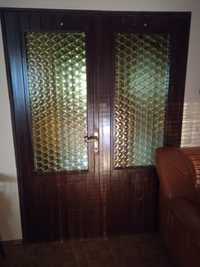 Drewniane drzwi ze szkłem denka od butelek