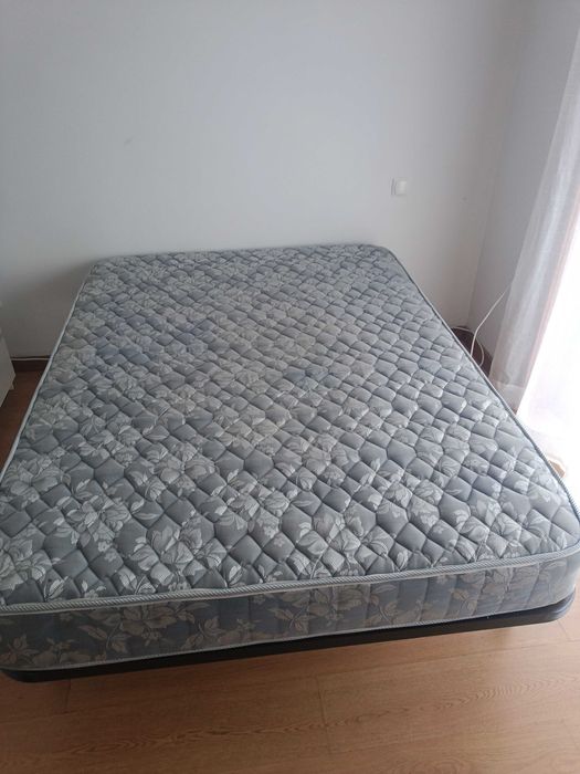 Cama de casal, colchão e estrado