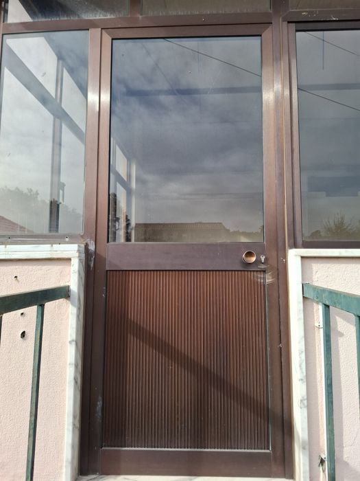 Porta de alumínio castanha