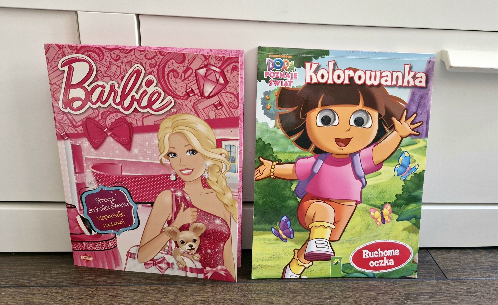 Kolorowanki Barbie i Dora poznaje świat