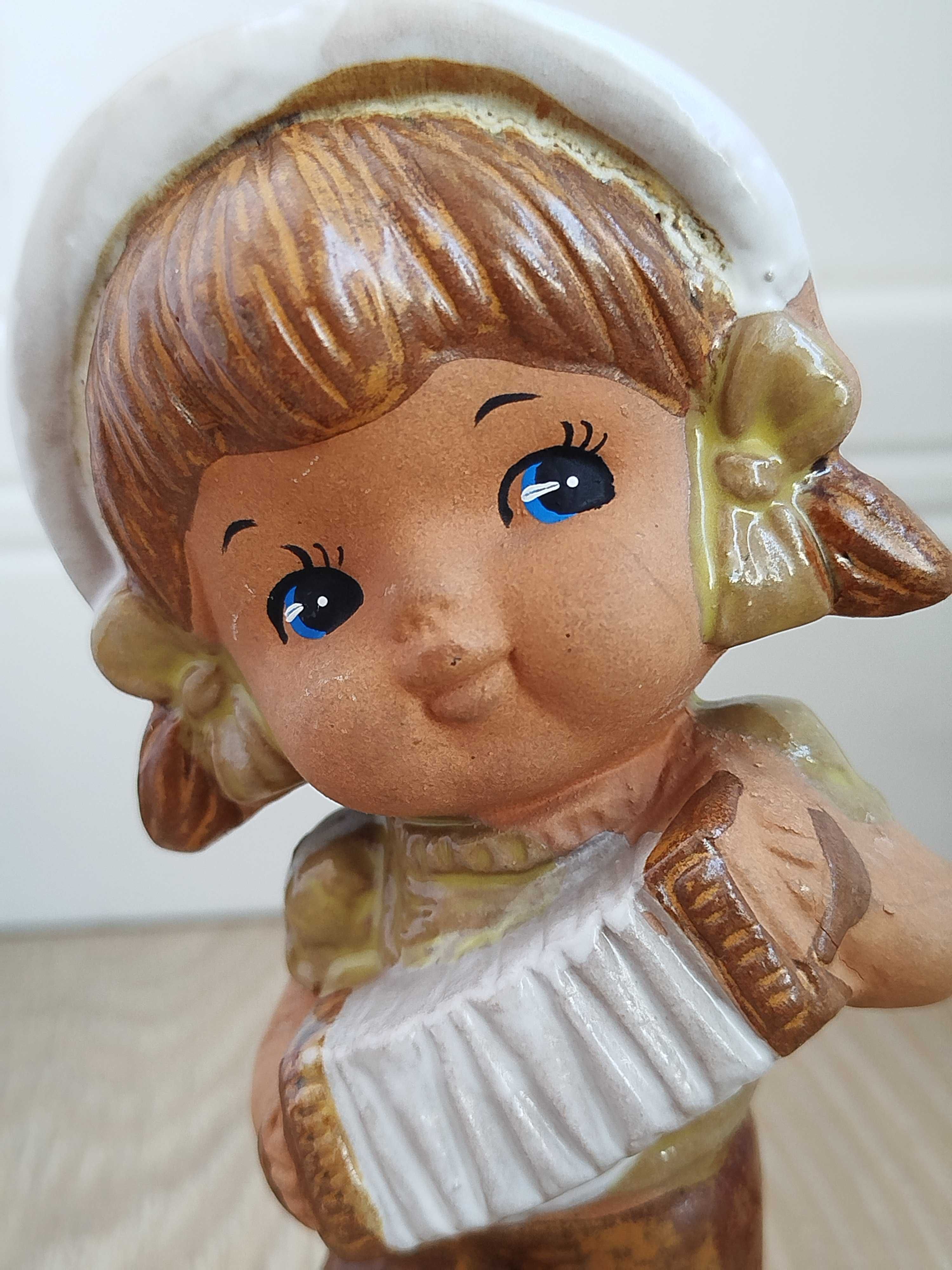 dziewczyna z akordeonem figurka ceramiczna