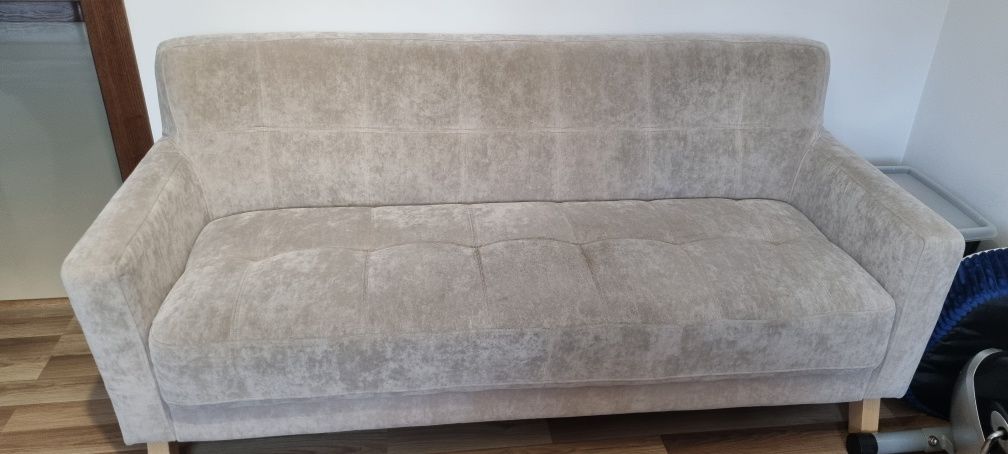 Sofa jasny beż na nóżkach