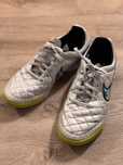 Buty piłkarskie halowe Halówki Nike Tiempo Legacy 41