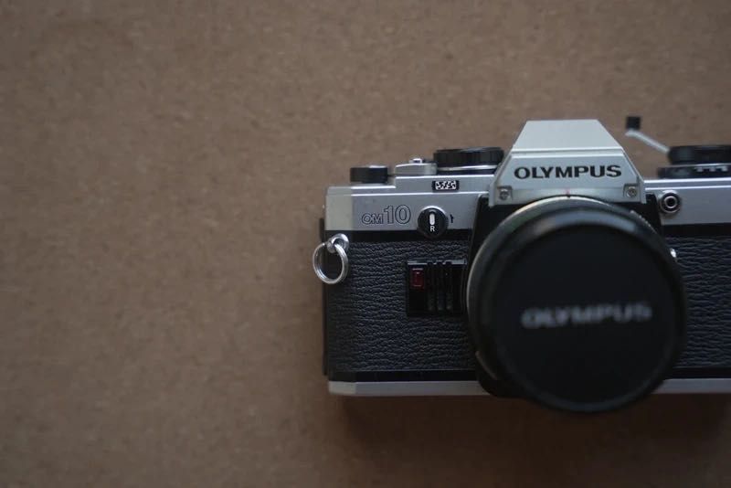 Máquina analógica Olympus + 2 lentes + filtro