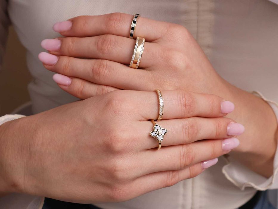 Subtelny pierścionek złoty obrączkowy podwójne cyrkonie PR 585